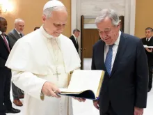 Leão XIV e António Guterres hoje (11) no Vaticano.