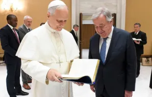 Leão XIV e António Guterres hoje (11) no Vaticano.