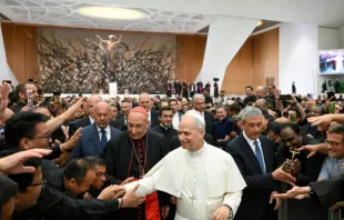 Papa Leão XIV cumprimenta sacerdotes da diocese de Roma hoje (12) na Aula Paulo VI, no Vaticano.