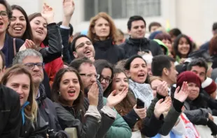 Peregrinos na praça de São Pedro, no Vaticano, em 2016. Imagem referencial.