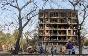 Prédio danificado onde o voo 171 da Air India caiu hoje (12) numa área residencial perto do aeroporto de Ahmedabad, Índia.