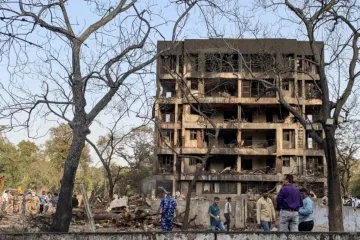 Prédio danificado onde o voo 171 da Air India perto do aeroporto de Ahmedabad