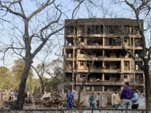 Prédio danificado onde o voo 171 da Air India caiu hoje (12) numa área residencial perto do aeroporto de Ahmedabad, Índia.