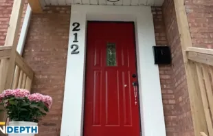 A porta da frente do número 212 da E. 141st Place, a casa de infância do Papa Leão XIV, em Dolton, Illinois, EUA.