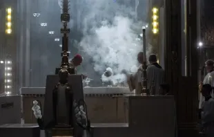 O arcebispo de Nova York, EUA, cardeal Timothy Dolan, no altar em missa na catedral de São Patrício, em Nova York, em 26 de maio de 2024.