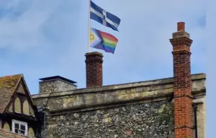 Bandeira do "Orgulho" tremula no topo da King's School, fundada por santo Agostinho de Cantuária, uma das escolas mais antigas do mundo, em junho de 2025.