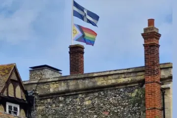 Bandeira do "Orgulho" tremula no topo da King's School em junho de 2025
