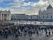 Fiéis aguardam a primeira fumarola do conclave que elegeu Leão XIV na Praça de São Pedro, no Vaticano, em 7 de maio de 2025.