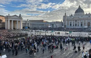 Fiéis aguardam a primeira fumarola do conclave que elegeu Leão XIV na Praça de São Pedro, no Vaticano, em 7 de maio de 2025.