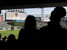 Leão XIV fala a fiéis no placar do Rate Field, estádio do time de baseball Chicago White Sox, no último sábado (14), em Chicago, EUA, em celebração e missa em homenagem à sua eleição como papa.