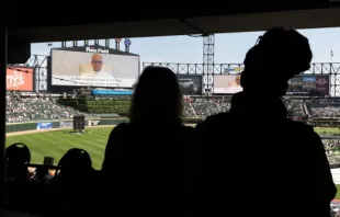 Leão XIV fala a fiéis no placar do Rate Field, estádio do time de baseball Chicago White Sox, no último sábado (14), em Chicago, EUA, em celebração e missa em homenagem à sua eleição como papa.