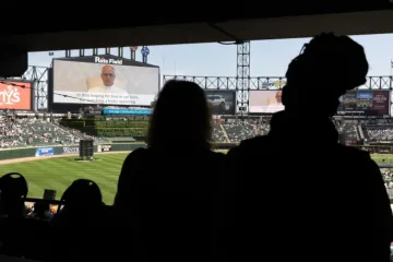 Leão XIV fala a fiéis no placar do Rate Field