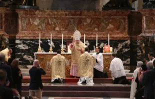 Cardeal Raymond Burke dá a bênção final em missa da Peregrinação Summorum Pontificum, em Roma, em 25 de outubro de 2014.