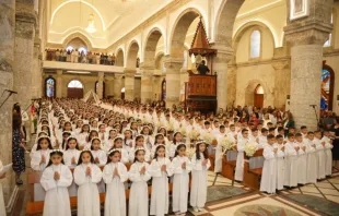 Cerca de 450 meninos e meninas receberam a primeira comunhão em liturgias celebradas ao longo do último mês em várias igrejas de Qaraqosh, Iraque.