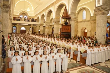 Cerca de 450 meninos e meninas receberam a primeira comunhão em Qaraqosh em junho de 2025