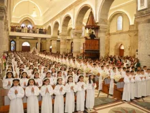 Cerca de 450 meninos e meninas receberam a primeira comunhão em liturgias celebradas ao longo do último mês em várias igrejas de Qaraqosh, Iraque.