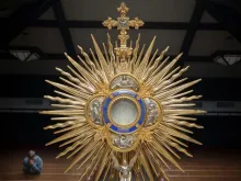 Ostensório com a Eucaristia.