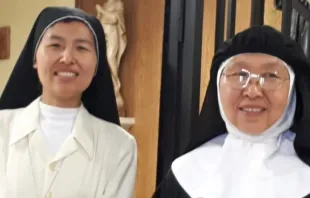 A freira agostiniana recoleta, irmã María Zhang, com sua filha, irmã María Sun Shen, em 2020.