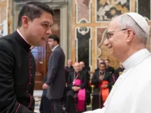 José Nahúm Jairo Salas Castañeda cumprimenta Leão XIV.