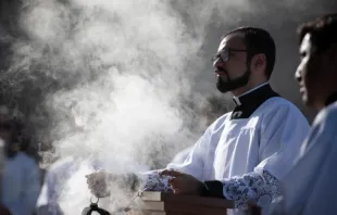 Fumaça de incenso paira no ar na catedral de Nossa Senhora dos Anjos, em Los Angeles, Califórnia, EUA, onde a Peregrinação Eucarística Nacional deste ano nos EUA deste ano foi concluída ontem (22).