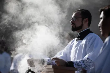 Fumaça de incenso paira no ar na catedral de Nossa Senhora dos Anjos em Los Angeles