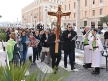 Voluntários templários auxiliam peregrinos que chegam a Roma no Jubileu 2025.