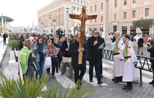 Voluntários templários auxiliam peregrinos que chegam a Roma no Jubileu 2025.