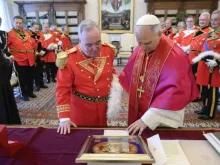 Leão XIV se encontra hoje (24) no Vaticano com o grão-Mestre da Ordem de Malta, Fra' John Dunlap, e membros da ordem.