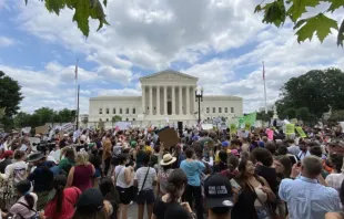 Pessoas do lado de fora da Suprema Corte dos EUA, em Washington, D.C., depois do tribunal divulgar sua decisão no caso Dobbs em 24 de junho de 2022.