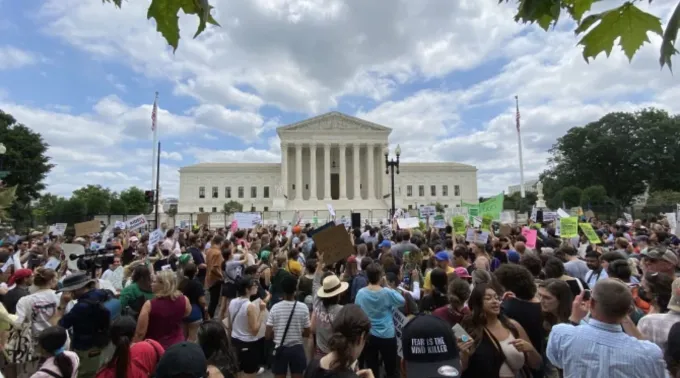 Pessoas do lado de fora da Suprema Corte dos EUA em 24 de junho de 2022 ?? 