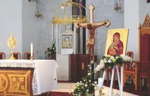 Ícone de Nossa Senhora em santuário recém-inaugurado na igreja de Nossa Senhora do Perpétuo Socorro, em Astana, capital do Cazaquistão.