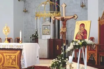 Ícone de Nossa Senhora em santuário recém-inaugurado na igreja de Nossa Senhora do Perpétuo Socorro, em Astana