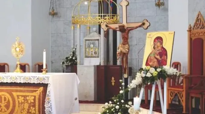 Ícone de Nossa Senhora em santuário recém-inaugurado na igreja de Nossa Senhora do Perpétuo Socorro, em Astana ?? 