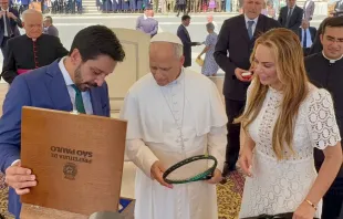 O prefeito de São Paulo (SP), Ricardo Nunes (MDB) dá uma raquete de tênis da tenista paulistana Bia Haddad de presente ao papa Leão XIV hoje (25) no Vaticano.