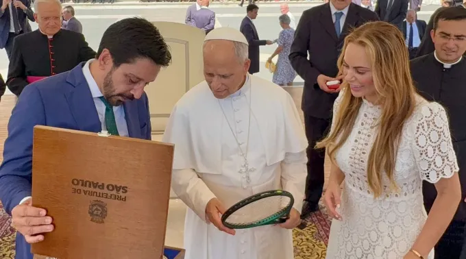 Ricardo Nunes dá uma raquete de tênis da tenista paulistana Bia Haddad de presente a Leão XIV ?? 