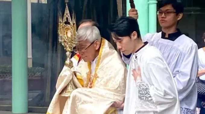 Cardeal Joseph Zen lidera procissão eucarística em Hong Kong depois de celebrar missa em latim em 25 de junho de 2025 ?? 