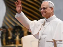 Papa Leão XIV foi recebido com aplausos por seminaristas ontem (24) no Vaticano.