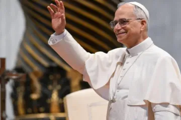 Leão XIV é recebido com aplausos por seminaristas no Vaticano em 24 de junho de 2025