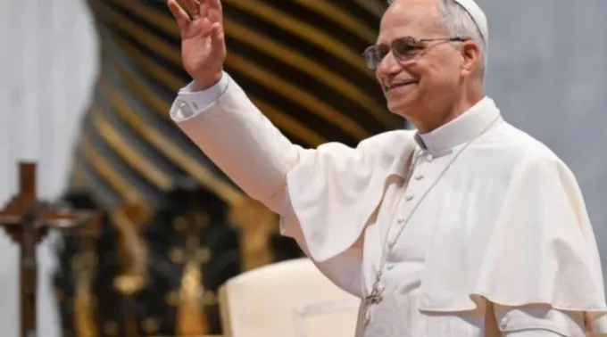 Leão XIV é recebido com aplausos por seminaristas no Vaticano em 24 de junho de 2025 ?? 