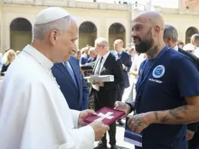 Papa Leão XIV fala ontem (26) com ativista antidrogas no Palácio Apostólico, no Vaticano.