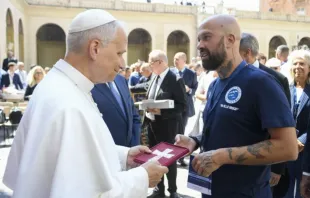 Papa Leão XIV fala ontem (26) com ativista antidrogas no Palácio Apostólico, no Vaticano.