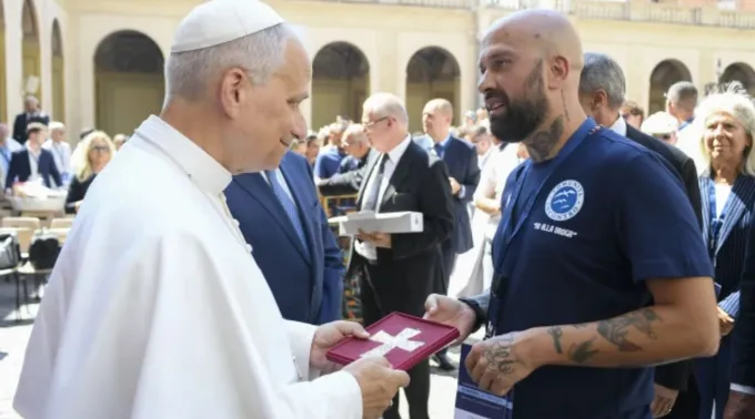 Leão XIV fala com ativista antidrogas no Vaticano em 26 de junho de 2025 ?? 