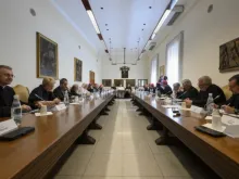 Papa Leão XIV em reunião hoje (26) com o 16º concílio ordinário do sínodo em Roma, perto do Vaticano.