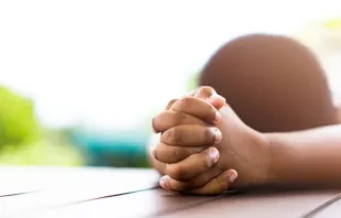 Pessoa orando. Imagem referencial.