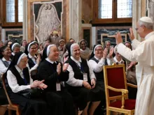 Audiência do papa Leão XIV com um grupo de freiras ontem (30) no Vaticano.