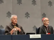 Cardeal Michael Czerny (à direita), em entrevista coletiva anunciando a Missa pelo Cuidado da Criação hoje (3) no Vaticano.