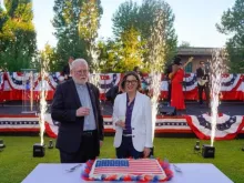Arcebispo Paul Richard Gallagher e Laura Hochla celebram o Dia da Independência nos EUA na Embaixada dos EUA junto à Santa Sé, em Roma, na última segunda-feira (30).