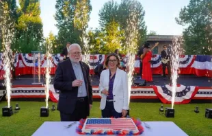 Arcebispo Paul Richard Gallagher e Laura Hochla celebram o Dia da Independência nos EUA na Embaixada dos EUA junto à Santa Sé, em Roma, na última segunda-feira (30).