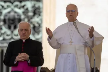 Leão XIV reza com peregrinos reunidos na praça de São Pedro em 28 de maio de 2025