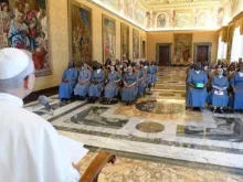 Papa Leão XIV fala ontem (5) a irmãs Agostinianas Servos de Jesus e Maria na Sala do Consistório, no Vaticano.
